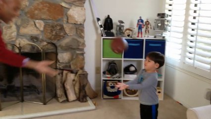 Action movie kid joue à la balle... Violent!