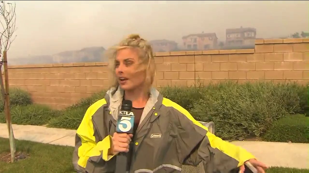 Un gars bizarre vient draguer une journaliste sur le terrain!