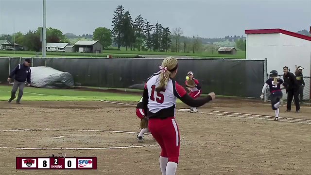 Un chien vole un gant en plein match de Softball! Trop marrant...
