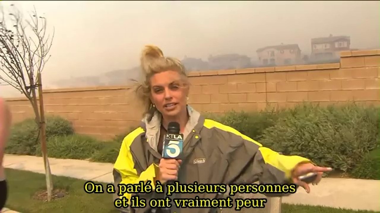 Pendant un incendie un Homme torse nu drague une journaliste qui diffuse en direct