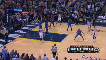 L'énorme contre de Steven Adams mène au dunk de Kevin Durant
