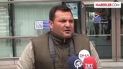 Gazeteciler AP Önünde Muz Yiyerek Irkçılığı Protesto Ettiler