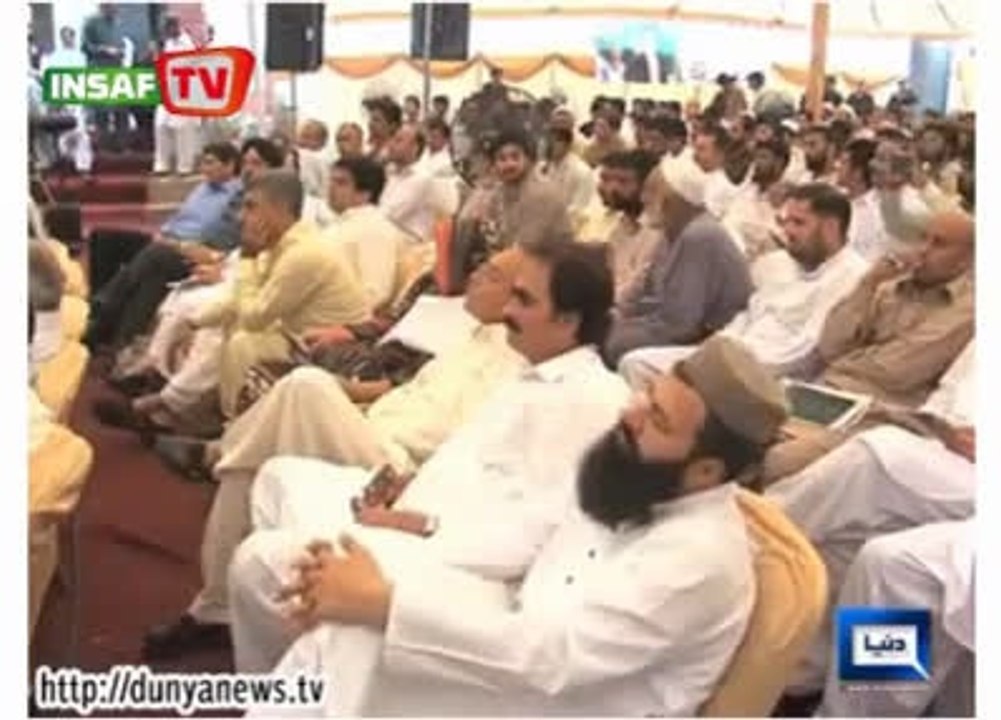 عمران خان تعمیر اسکول کے ایک تقریب میں- دنیا نیوز کی رپورٹ