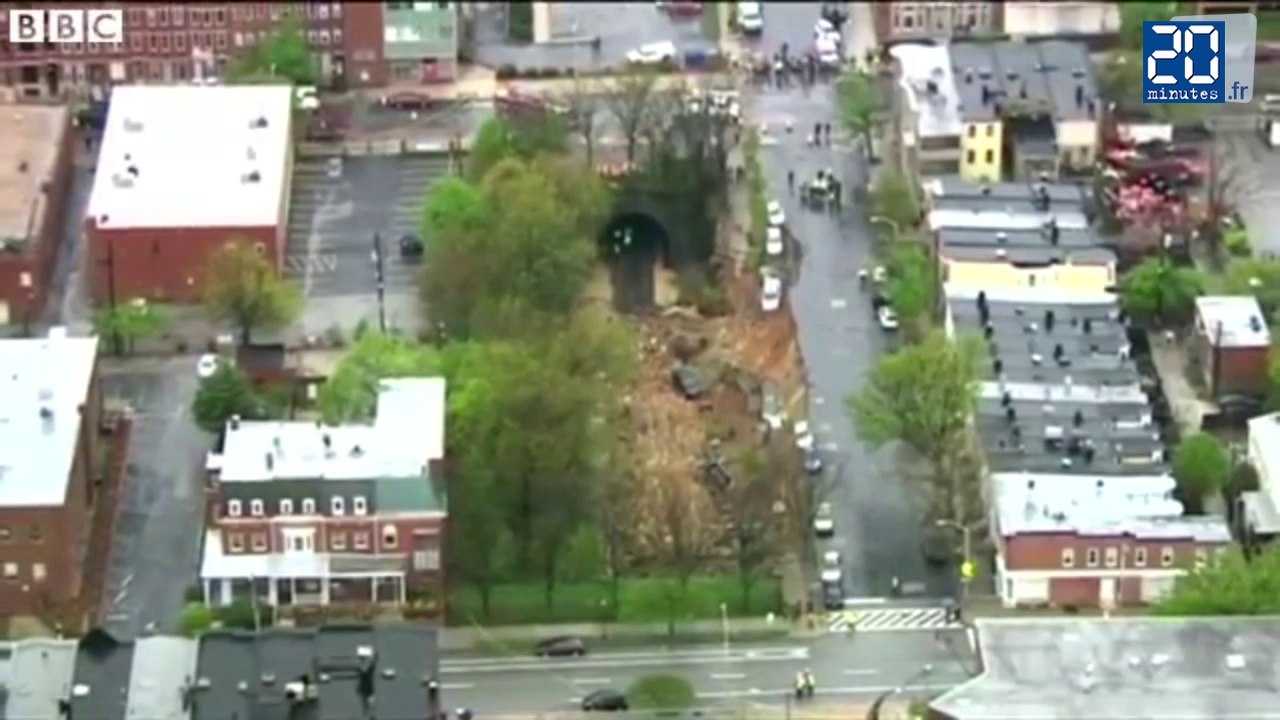 Des voitures englouties par une rue qui s’effondre