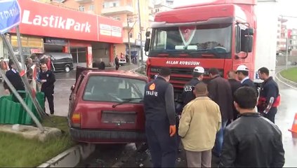 ZONGULDAK TIR OTOMOBİLLE CARPISTI 2 YARALI