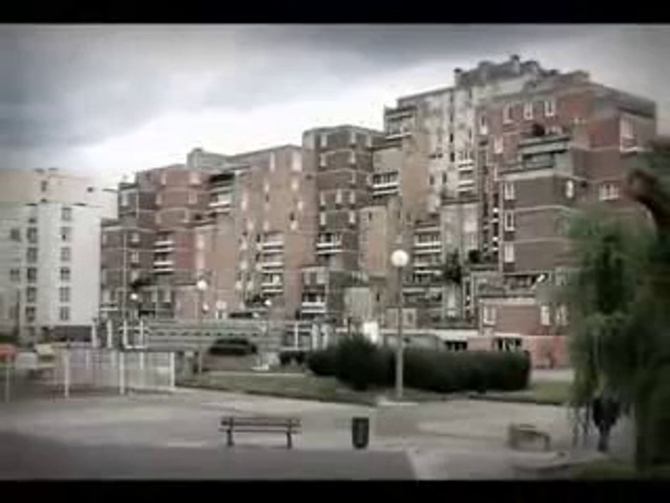 Evry (91) : visite de la cité "Les Pyramides"