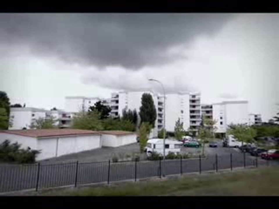 Eysines (33) : visite de la cité "Les Hauts de l'Hippodrome"