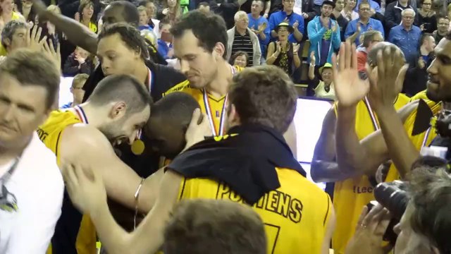 Boulogne : remise du trophée de Pro B aux basketteurs du SOMB