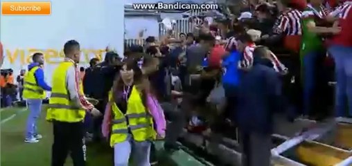 شاهد جانب من ملعب فايكاس يسقط بعد تدافع جمهور اثلتيك إحتفالاً بالهدف