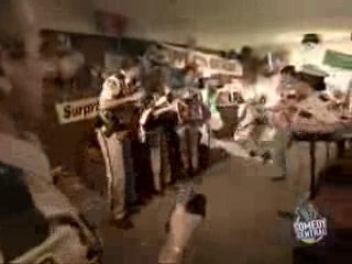 nunca faça surpresa a um policial