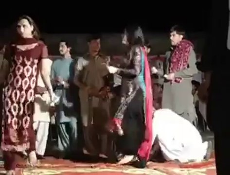 Pashto local Bellydance mujra 2014 Desi Pashtu Girl dance
