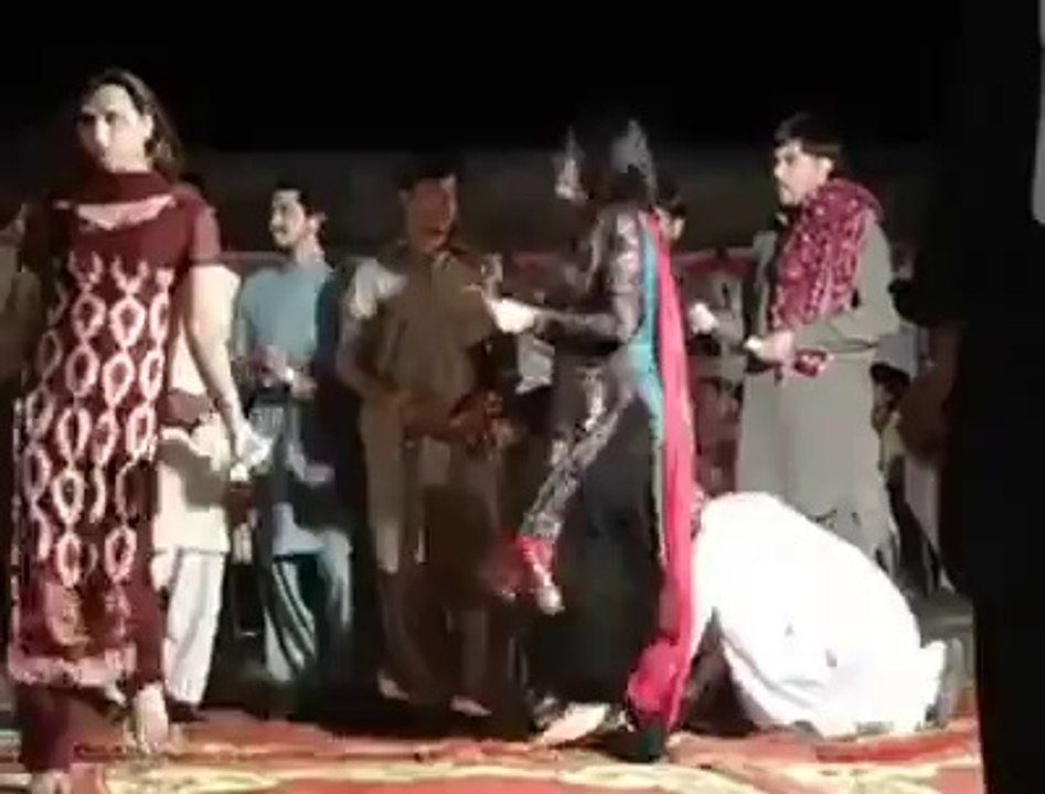 Pashto local Bellydance mujra 2014 Desi Pashtu Girl dance