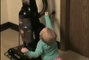 Elektrik süpürgesinden korkup kaçan bebek