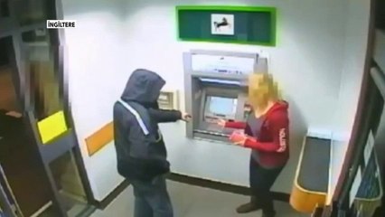 Bıçak zoruyla soygun kamerada-İZLE