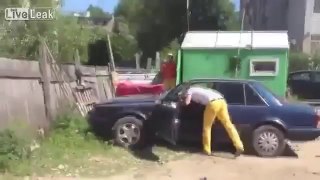Videos de Risa: Nunca le tapes la salida del coche a un ruso (tepillao.com)