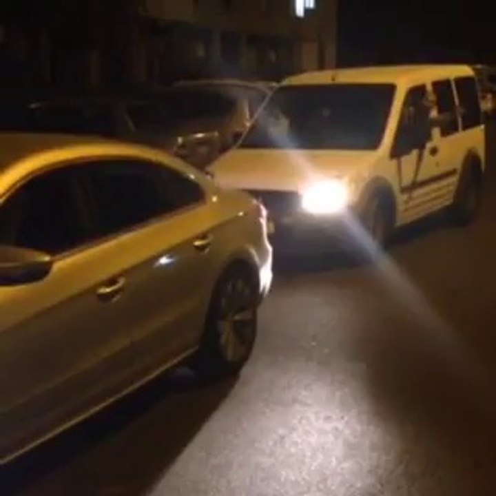 Un mec s'énerve dans son camion, mais ne va pas le rester longtemps