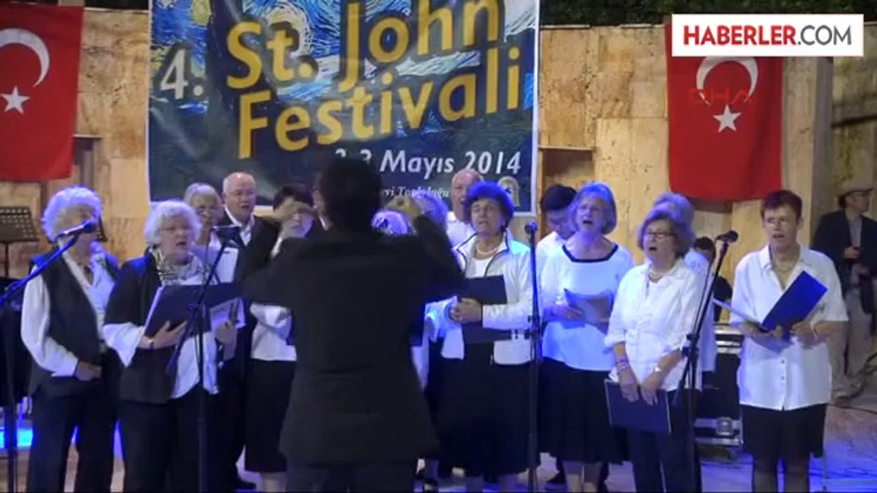 İstiklal Marşı'nı Okuyan Güney Koreli Sanatçılar Alkışlandı