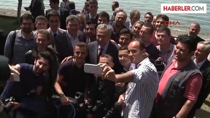 Bursa Arınç Gazetecilerle Selfie Çektirdi