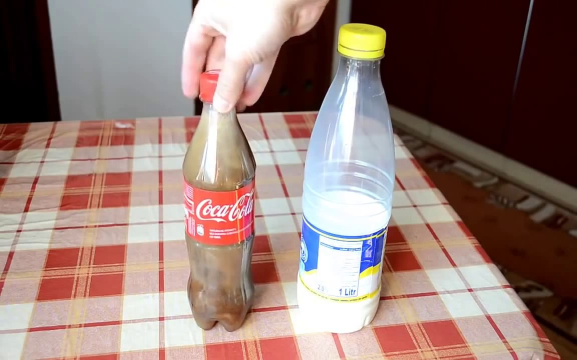 Que se passe t-il quand on met du lait dans du Coca-Cola ? ( Experience )