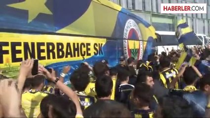 Fenerbahçe'yi İzmir'de Bin Kadar Taraftar Coşkuyla Karşıladı