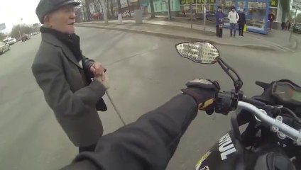 Karşıdan Karşıya Geçmeye Çalışan Dedeye Yardımcı Olan Motorlu