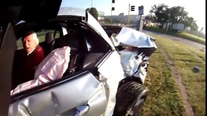 Condutor da Coca-Cola não pára no vermelho e o pior acontece!!