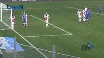 Zlatan Ibrahimovic come cacahuates lanzados desde el público