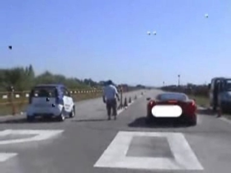 Smart Diablo vs. Ferrari course voiture