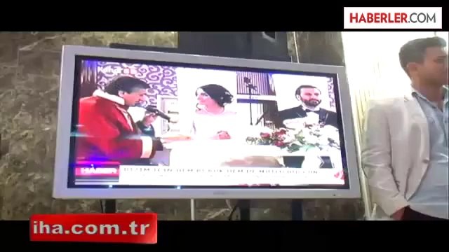 Düğününde Gelinliği ile Ana Haber Bülteni Sundu