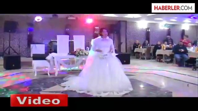 Düğününde Gelinliği ile Ana Haber Bülteni Sundu