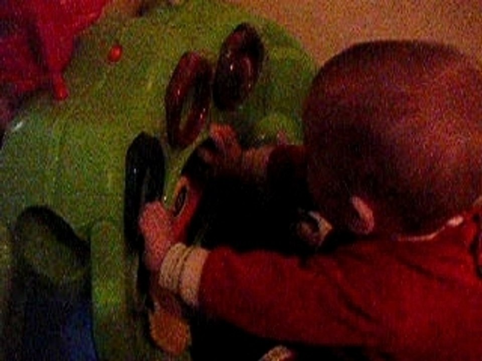 Tyler assis devant son dinoball