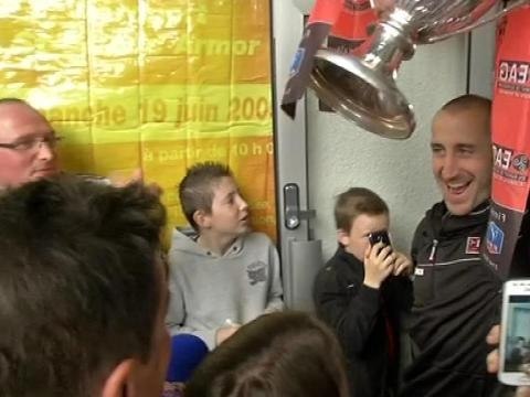 Coupe de France: les joueurs de Guingamp acclamés à l'aéroport de St Brieuc - 04/05