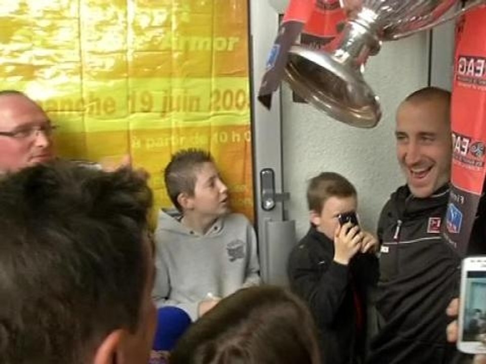Coupe de France: les joueurs de Guingamp acclamés à l'aéroport de St Brieuc - 04/05