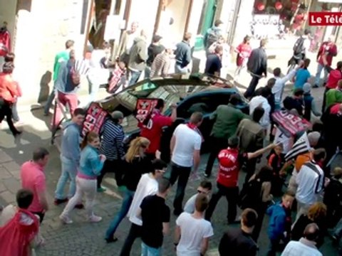 Guingamp. Le cortège festif et chantant des supporters d'En Avant dans la ville