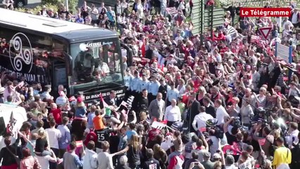 Guingamp. Les joueurs arrivent à la mairie