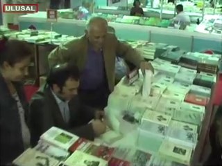 Perinçek kitaplarını imzaladı