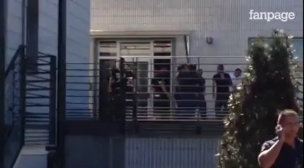 Scudetto Juve, giocatori escono dall'hotel e fanno festa con i tifosi