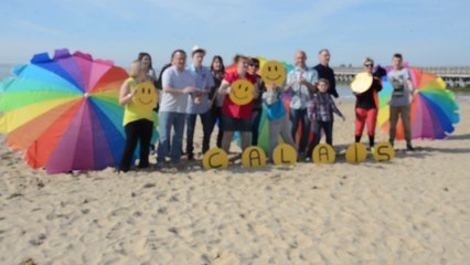 Calais : l'association H2O tourne son "happy" sur la plage