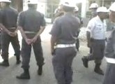 Policial leva dedada enquanto dança