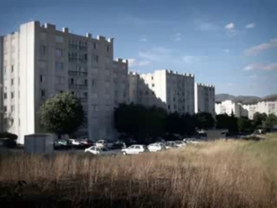 Marseille (13) : visite de la cité "La Marie"