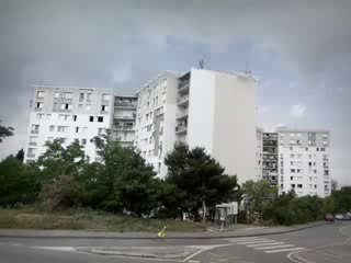 Marseille (13) : visite de la cité "Les Iris"