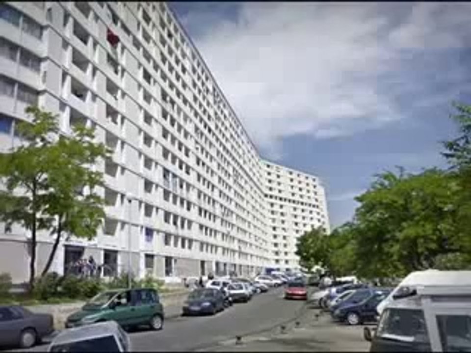 Marseille (13) : visite de la cité "Les Lauriers"