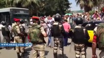 قوات الأمن بالإسكندرية تزيل أكشاك الباعة الجائلين المخالفة
