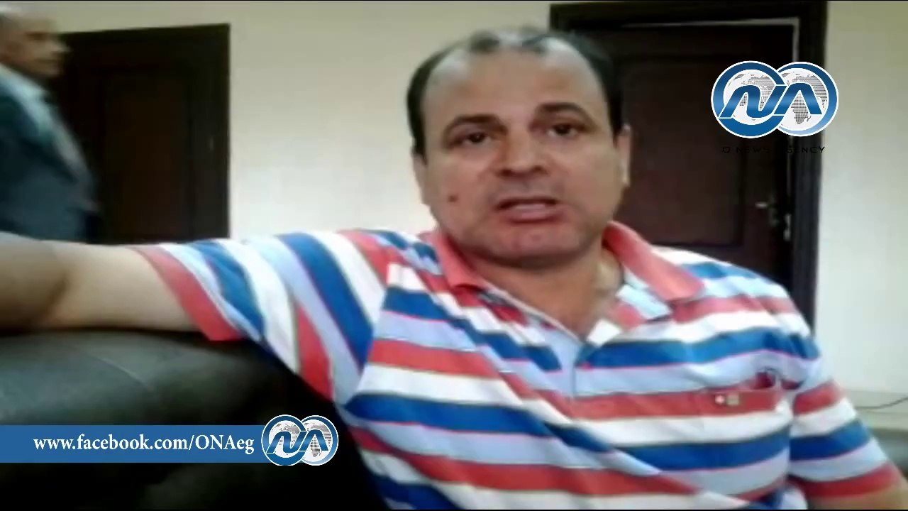 شاهد .. والد " السيسي" بالمنوفية يعدل عن إضرابه عن الطعام بعد مقابلة وكيلة الوزارة