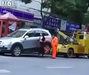 arabası çekilen kadının ilginç çözümü