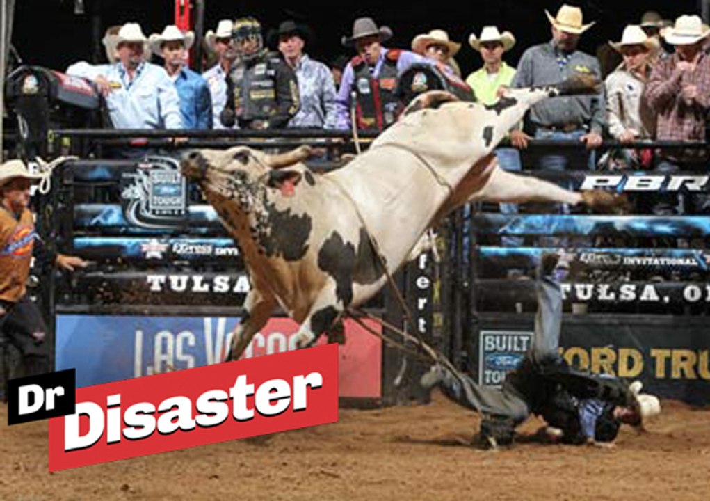 Un taureau projette violemment un Bull Rider lors d'un rodéo / Dr Disaster