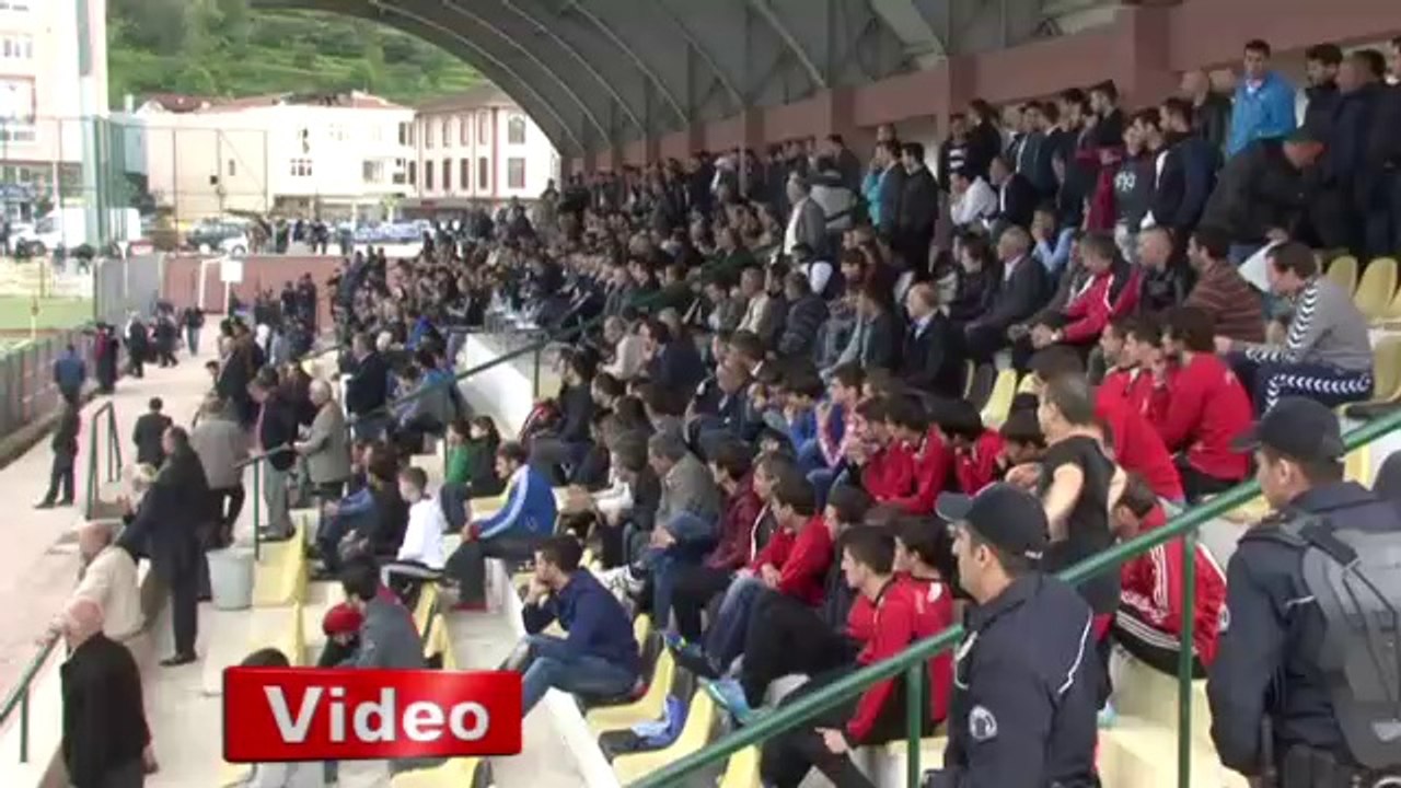 Rize'de Futbolcunun zor anı - VİDEO İZLE - www.olay53.com
