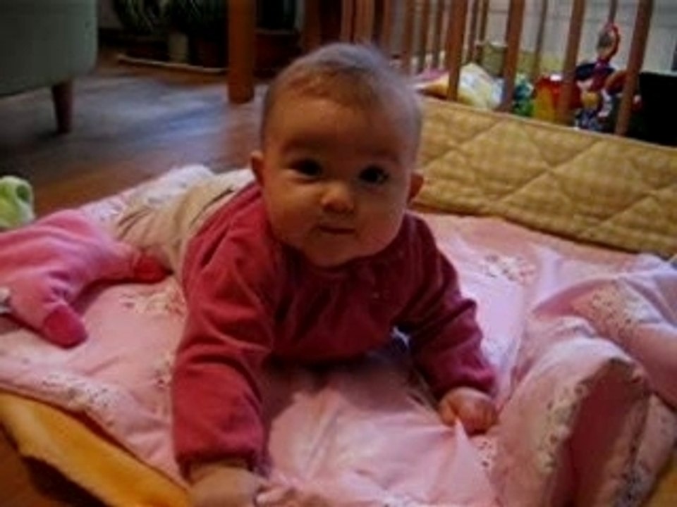 Camille - 1ère tentative à 4 pattes