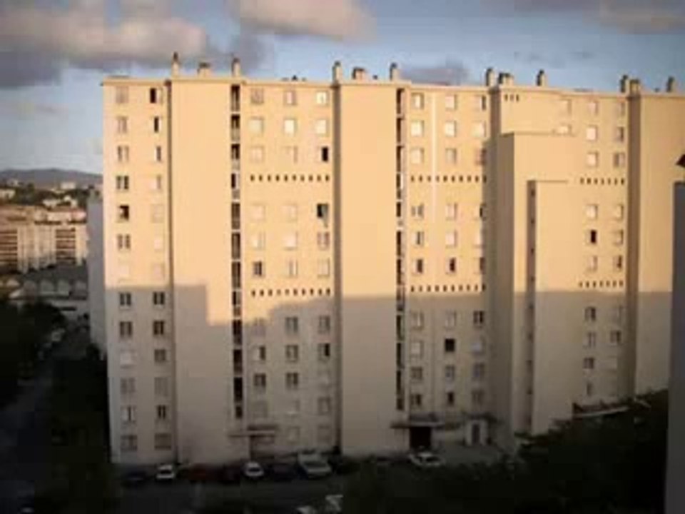 Marseille (13) : visite de la cité "Les Rosiers"