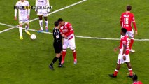 Belgio, calciatore controlla i tacchetti all'arbitro